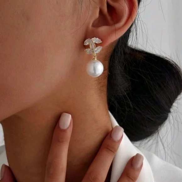 Elegant Pearl and Crystal Drop Earrings - Picture 2 of 5